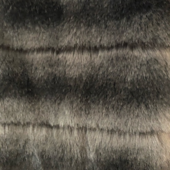 Juicy Couture Faux Fur Capelet - Picture 4 of 5